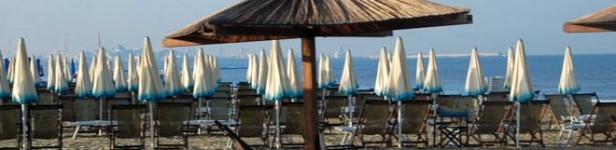Plaże nad morzem Tyrreńskim Plaże nad Tyrrhenian Sea bardzo różnią się od naszych plaż nad Bałtykiem. Nad Bałtykiem można sobie spacerować do woli, idąc brzegiem morza, od miejscowości do miejscowości,...