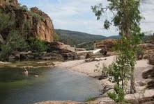 Australia to dla Polaków odległy kraj, pełen egzotycznych zakątków i nieodkrytych miejsc, które trudno sobie nawet wyobrazić. Niezapomniane eskapady po tym kontynencie oferuje – polecana przez luksusowe pismo o podróżach...