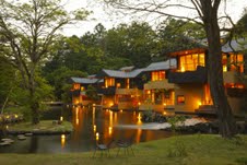 Japonia kojarzy nam się z jednej strony z orientalną tradycją i kwitnącymi wiśniami, a z drugiej z dynamicznie pulsującym Tokio oraz nowinkami technologicznymi. Są miejsca które łączą w sobie te...